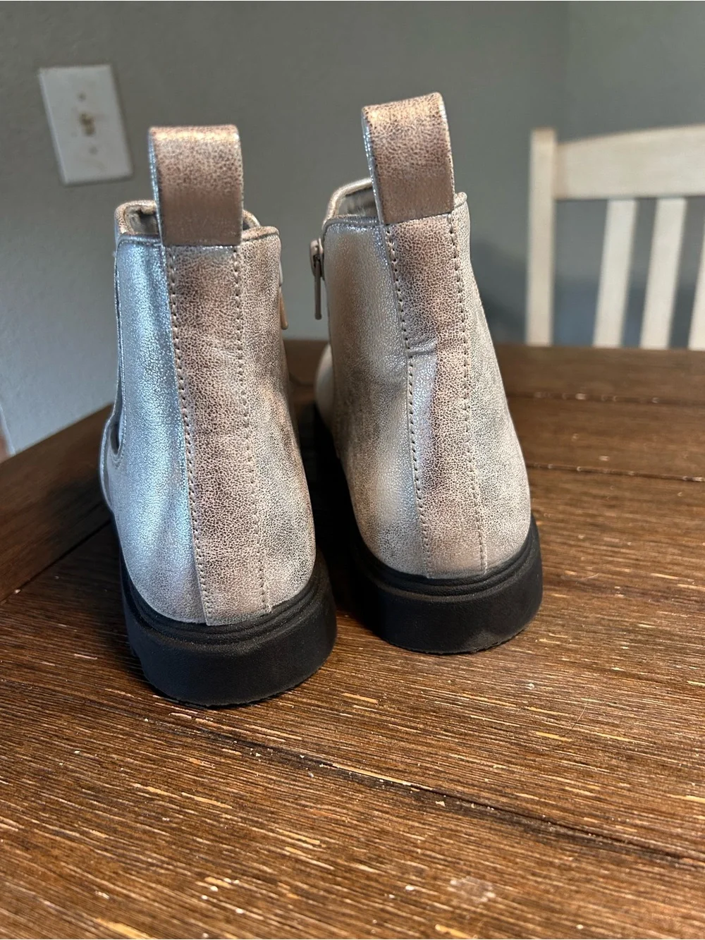 NWOT Sonoma Evie Chelsea boots size 5 youth
